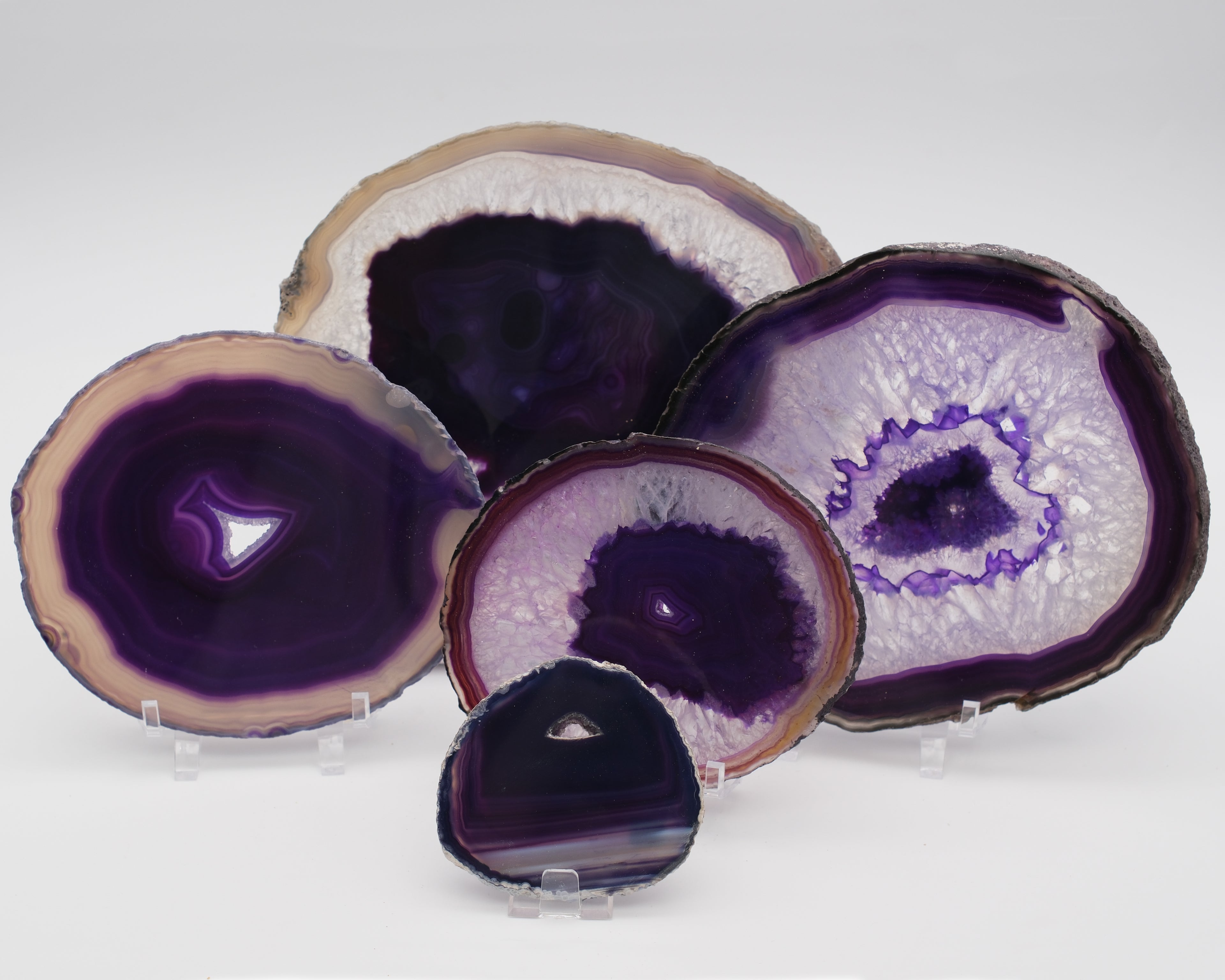 Agate zonée teintée en tranche violette