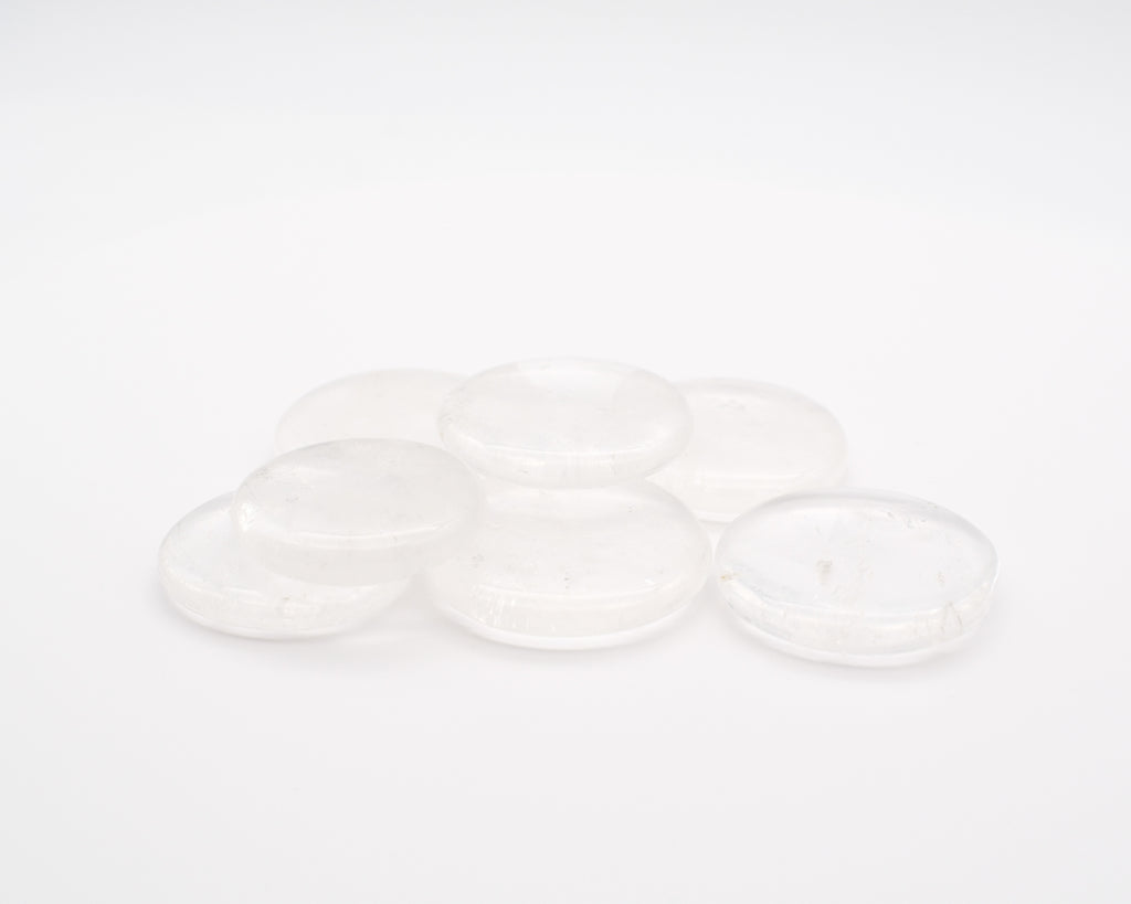 Quartz clair ou cristal de roche en galet plat
