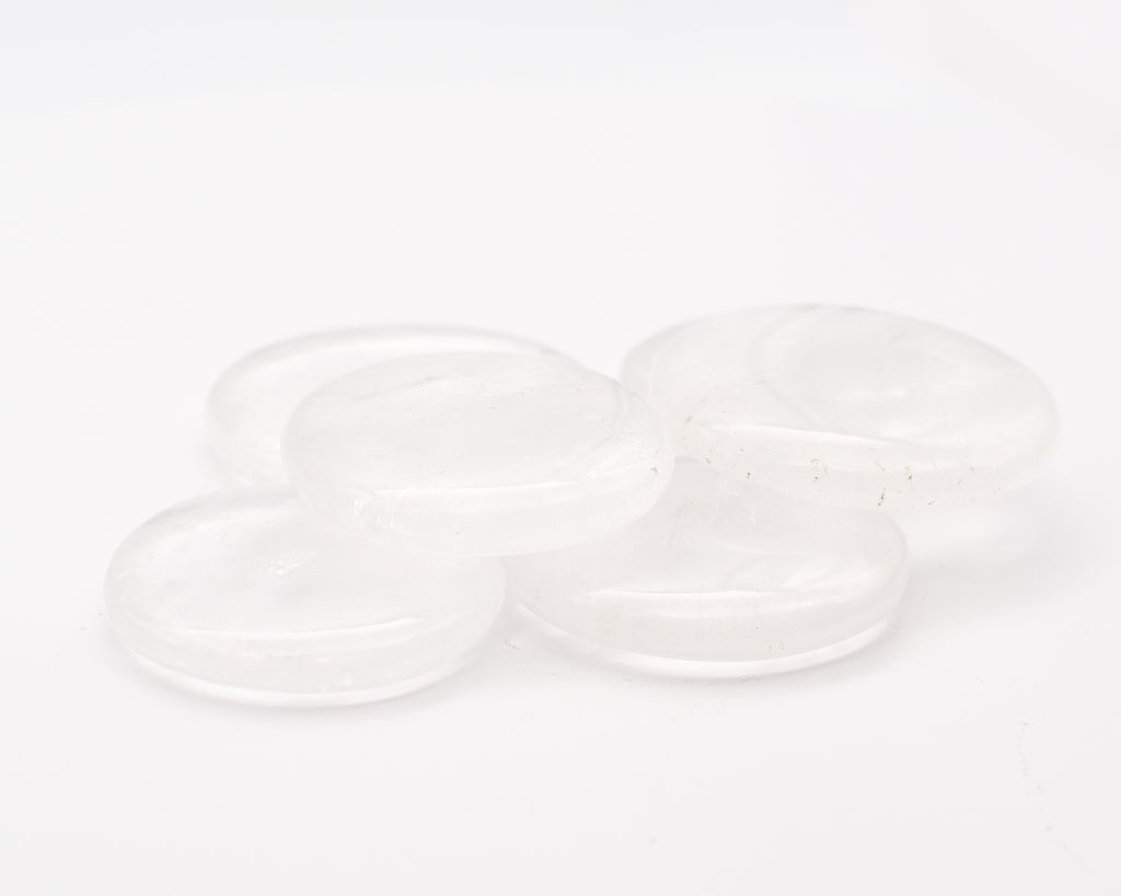 Quartz clair ou cristal de roche en galet plat