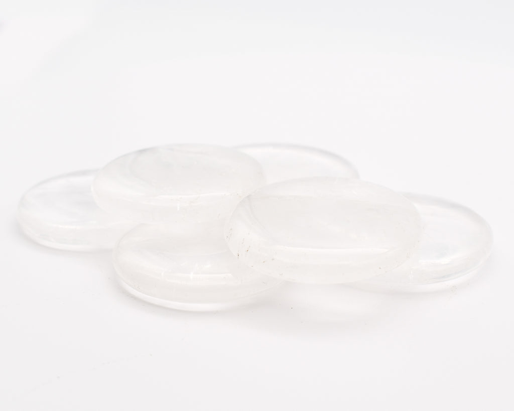Quartz clair ou cristal de roche en galet plat