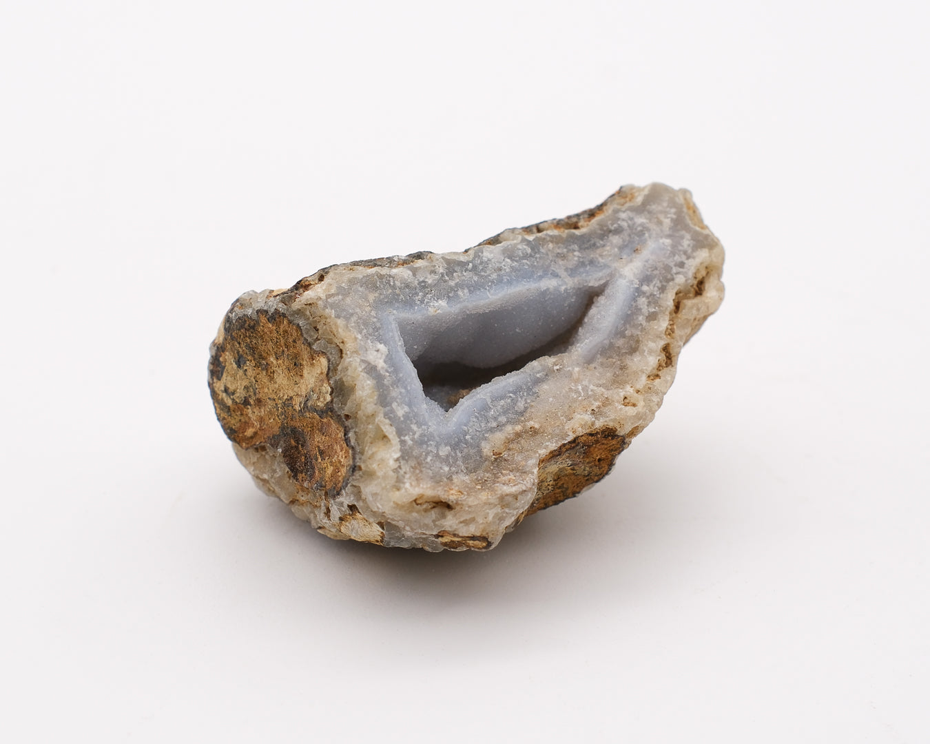 Géode de calcédoine bleue rubanée