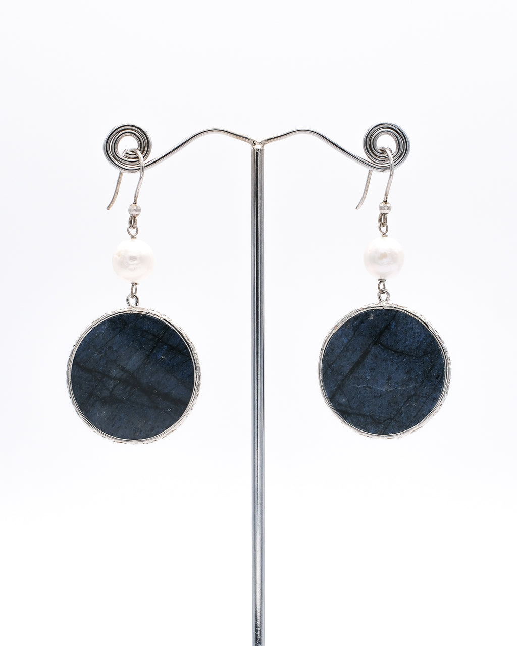 Dumortierite légère et perle de biwa