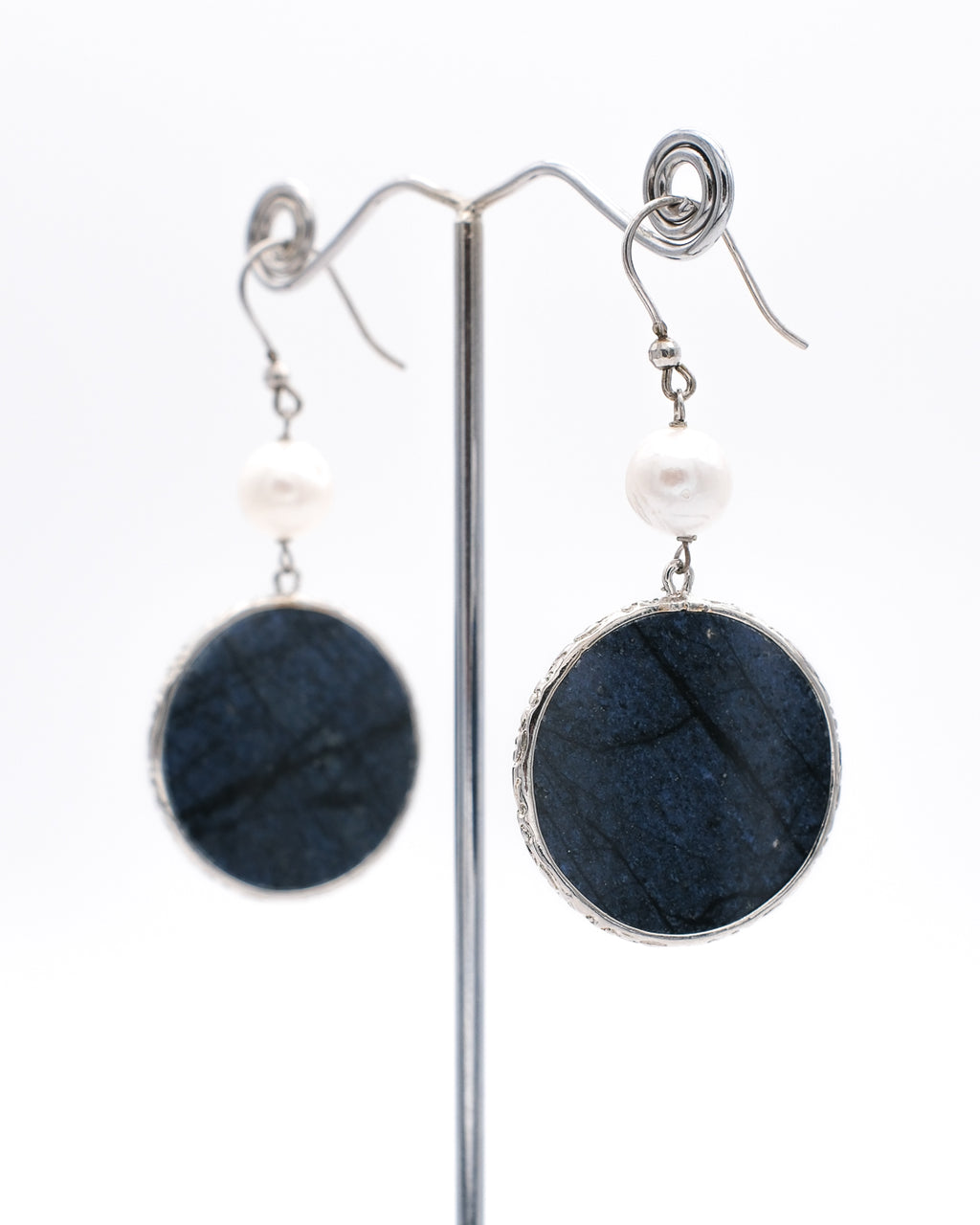 Dumortierite légère et perle de biwa