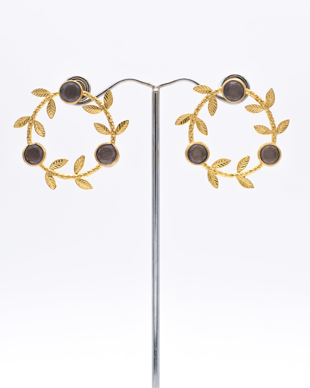 Feuilles à l’oreille et cristal œil de chat