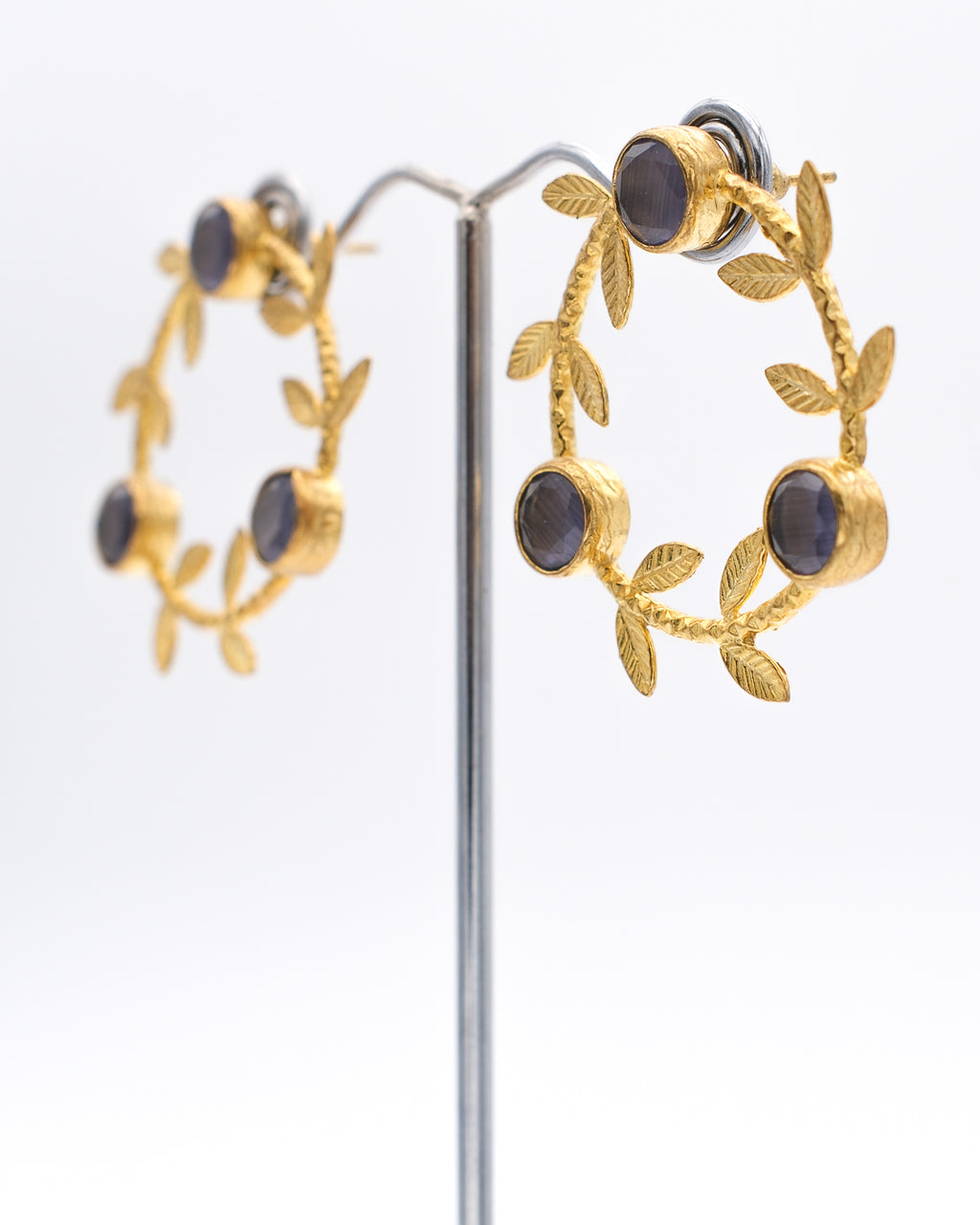 Feuilles à l’oreille et cristal œil de chat