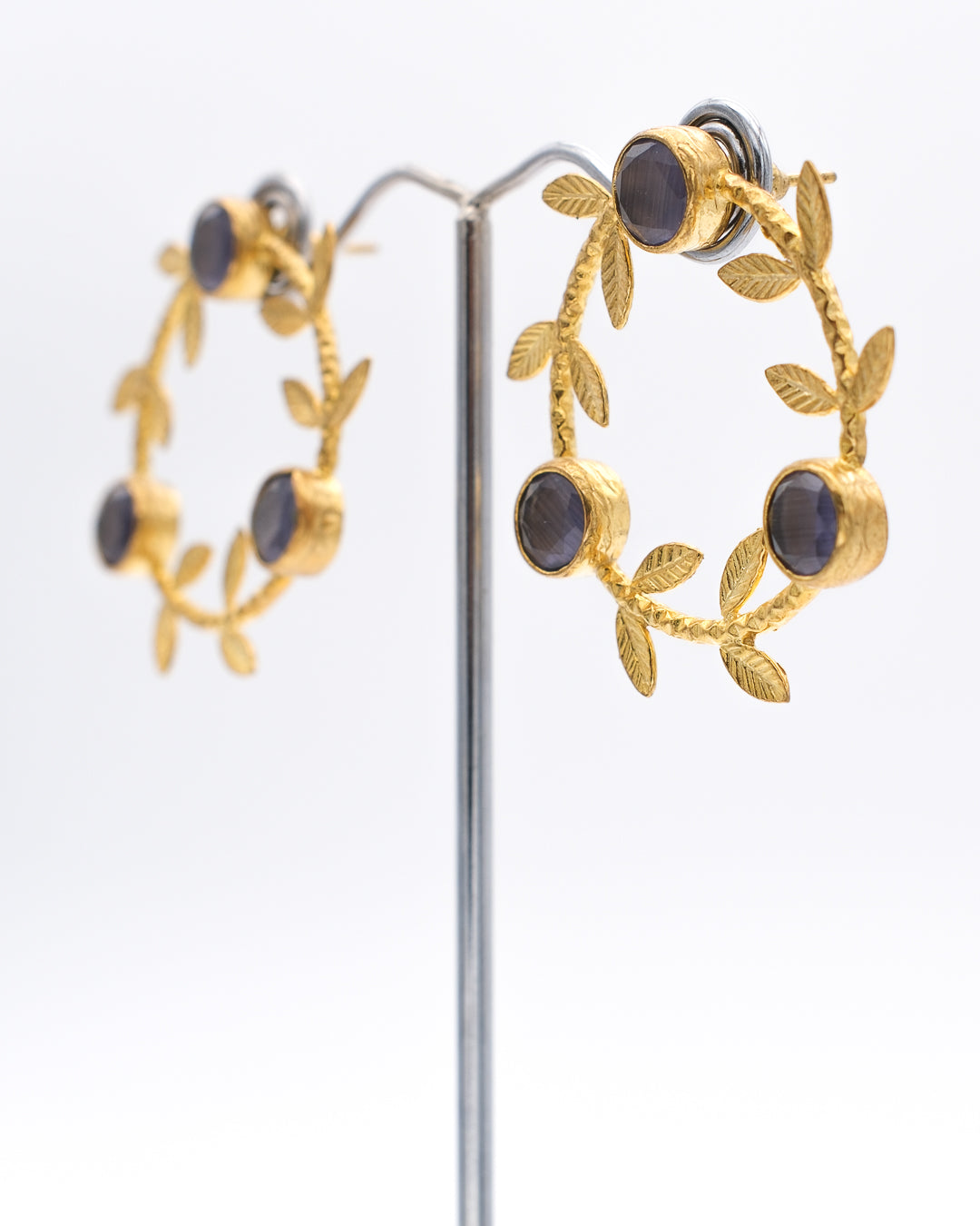 Feuilles à l’oreille et cristal œil de chat