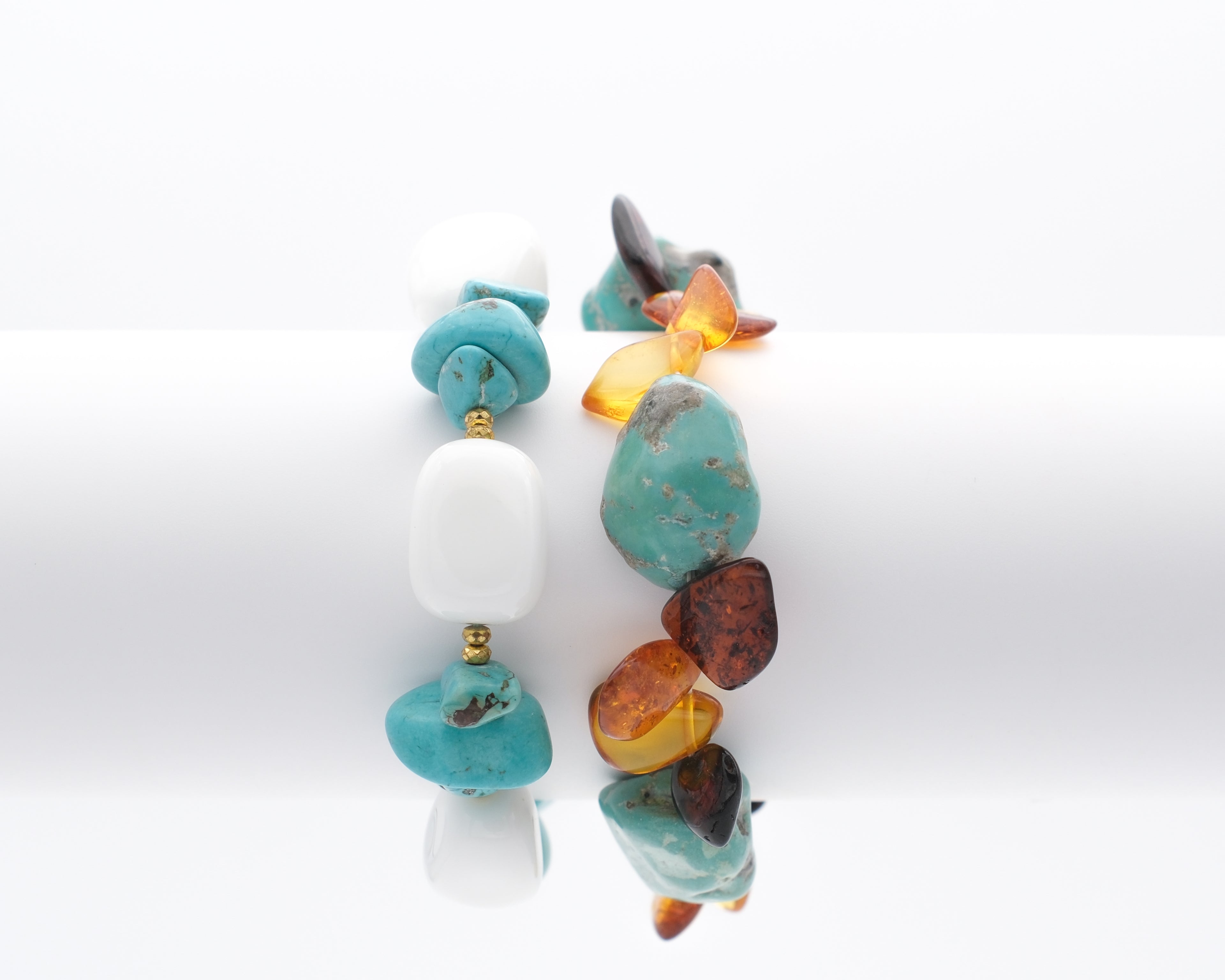 Agate blanche et howlite teintée, ambre diverses couleurs et turquoise naturelle
