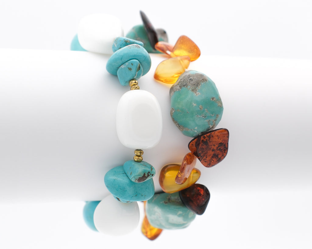Agate blanche et howlite teintée, ambre diverses couleurs et turquoise naturelle
