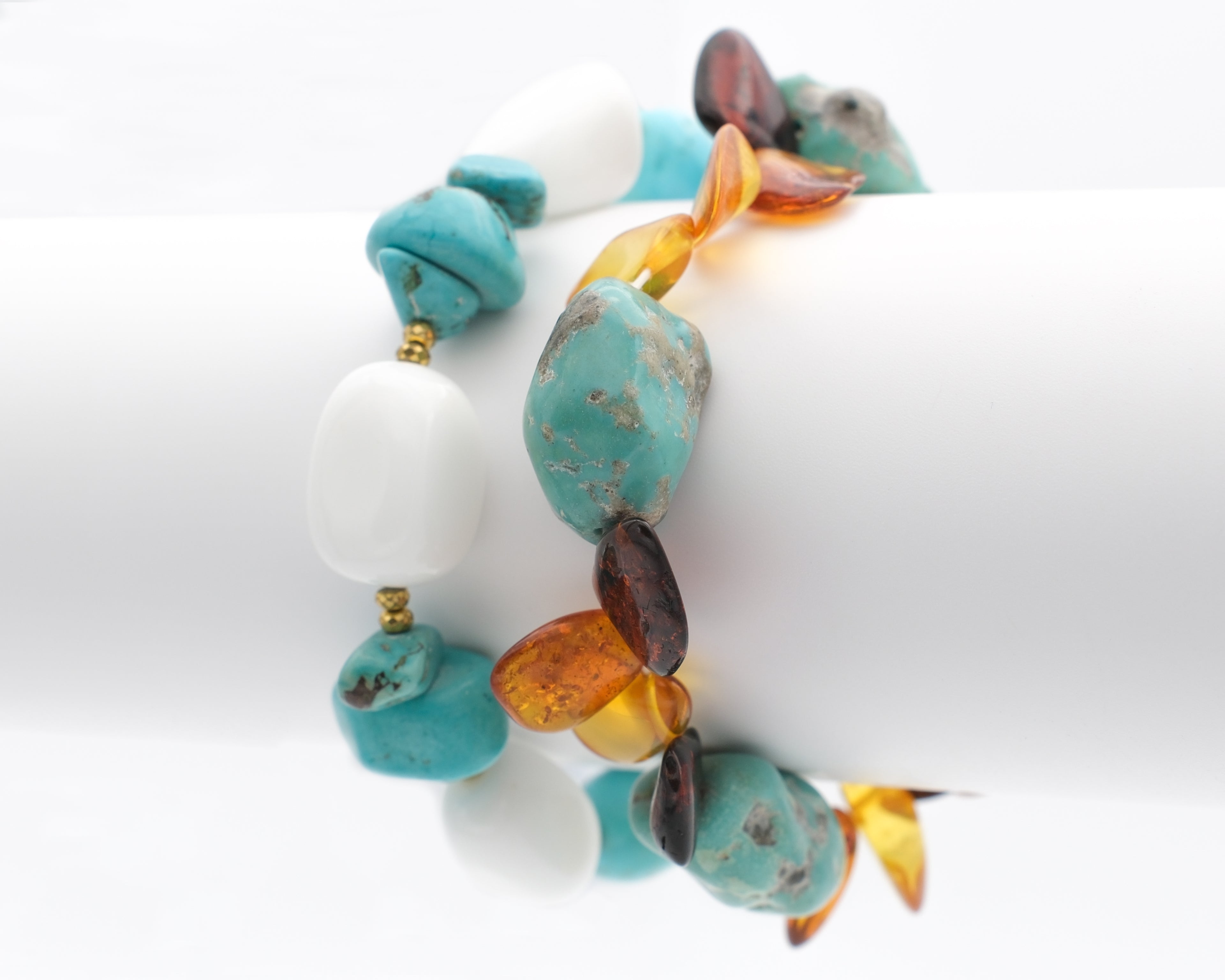 Agate blanche et howlite teintée, ambre diverses couleurs et turquoise naturelle