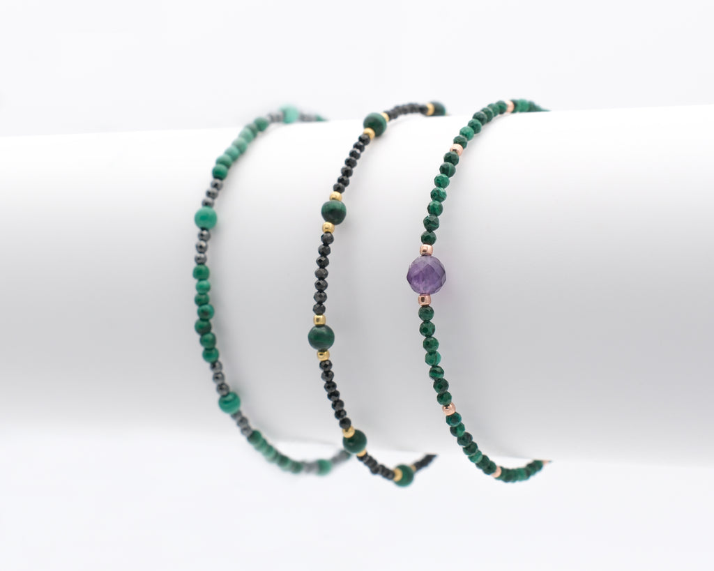 Malachite et hématite, malachite et spinelle noire, malachite et améthyste